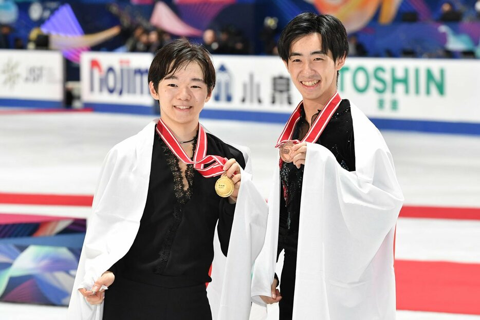 優勝した鍵山優真（左）と３位の壺井達也