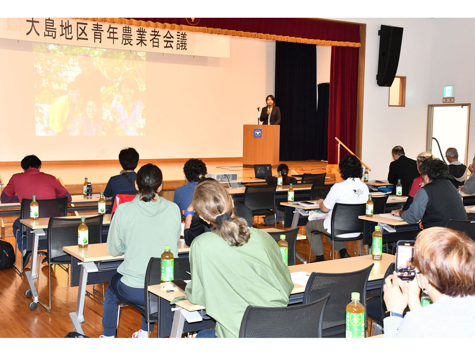 若手農家による意見発表などがあった大島地区青年農業者会議＝26日、鹿児島県龍郷町