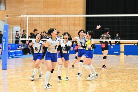 女子決勝・佐賀学園ー佐賀清和　セットを奪い、喜ぶ佐賀学園の選手たち＝吉野ヶ里町文化体育館