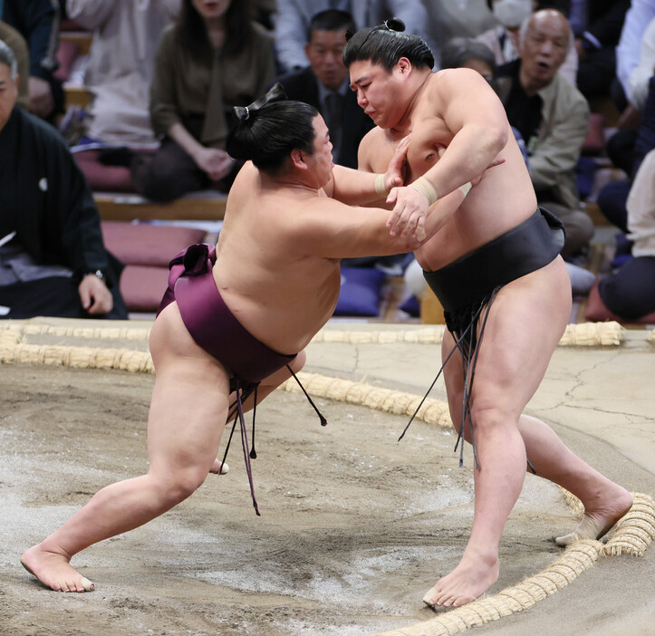 大相撲九州場所５日目。平戸海（左）は押し出しで若元春を破る＝１４日、福岡国際センター