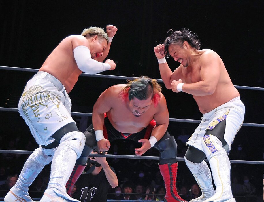 YOSHI-HASHI(左)、後藤洋央紀(右)の集中攻撃を食らう鷹木信悟