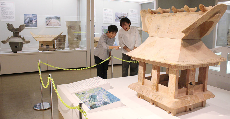 高さ1・2㍍の大型家形埴輪など、大きなサイズの埴輪が並ぶ特別展＝外五曲町の市文化財センター「はにわ館」で