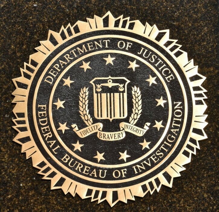 米連邦捜査局（FBI）本部に掲示されている紋章＝2024年2月14日、秋山信一撮影