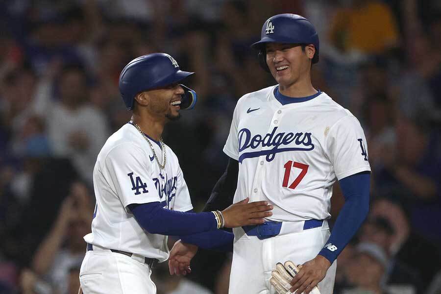 ドジャースのムーキー・ベッツ（左）と大谷翔平【写真：Getty Images】