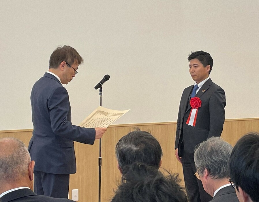 羽生善治日本将棋連盟会長（左）から「将棋の日」表彰を受ける大和証券グループ本社の南泰介宣伝課長＝東京都渋谷区の新将棋会館で2024年11月19日、丸山進撮影