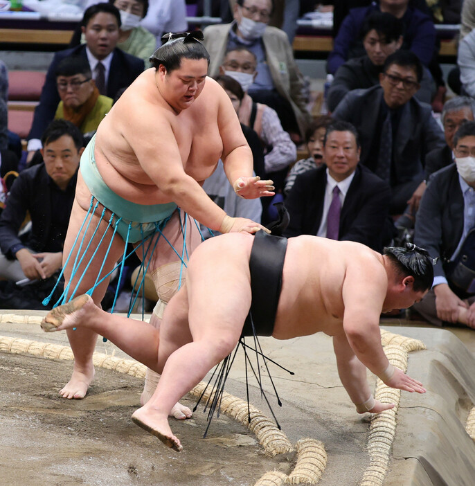 大相撲九州場所初日。琴桜（左）は突き落としで正代を下す＝１０日、福岡国際センター