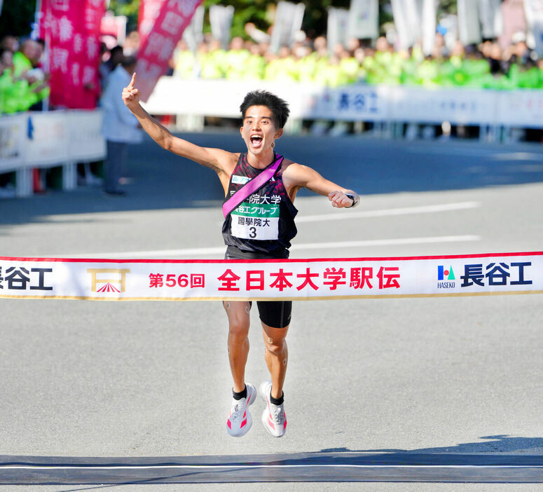 笑顔でゴールするアンカーの国学院大・上原（カメラ・岡野　将大）