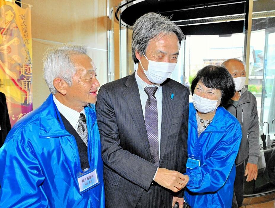 久しぶりの再会に笑顔を見せる（左から）地村保志さん、蓮池薫さん、地村富貴恵さん＝11月17日、福井県越前市いまだて芸術館