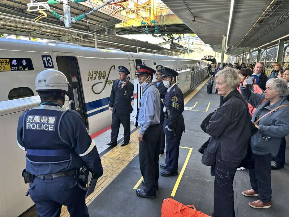 山陽新幹線車内で不審物騒ぎがあり、確認する警察官ら＝21日午後、神戸市中央区の新神戸駅