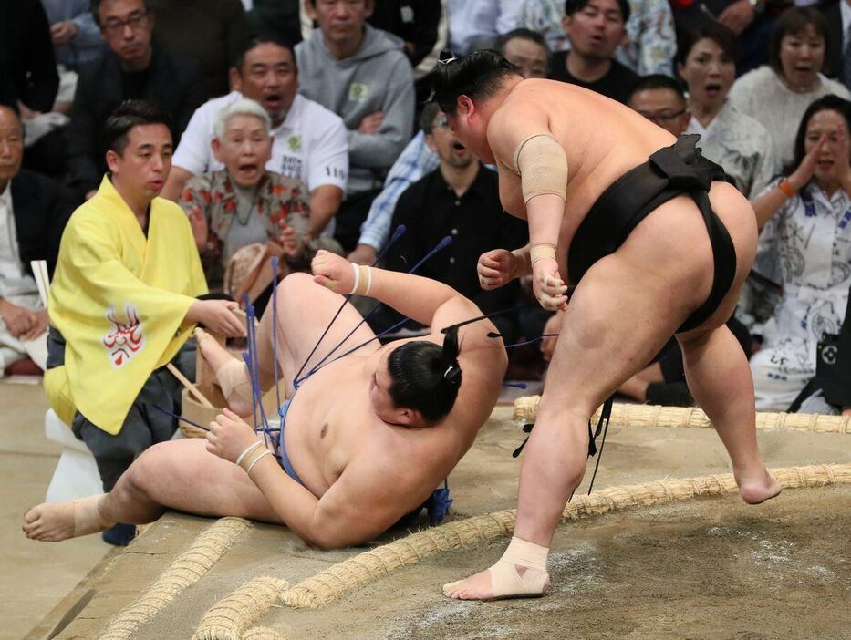 大の里は土俵際で阿炎のすくい投げに逆転負け（撮影・渋井君夫）