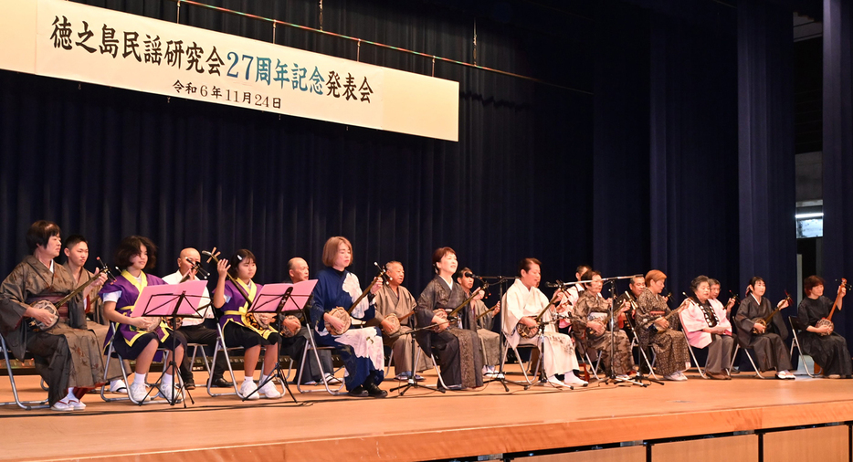 出演者が総出演した開幕の「徳之島一切節」＝24日、鹿児島県天城町の防災センター