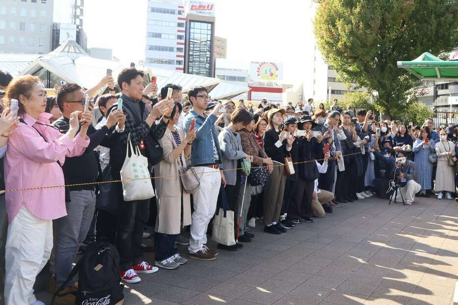 兵庫県知事選で候補者の演説を聴く有権者ら＝10日午後、神戸市中央区