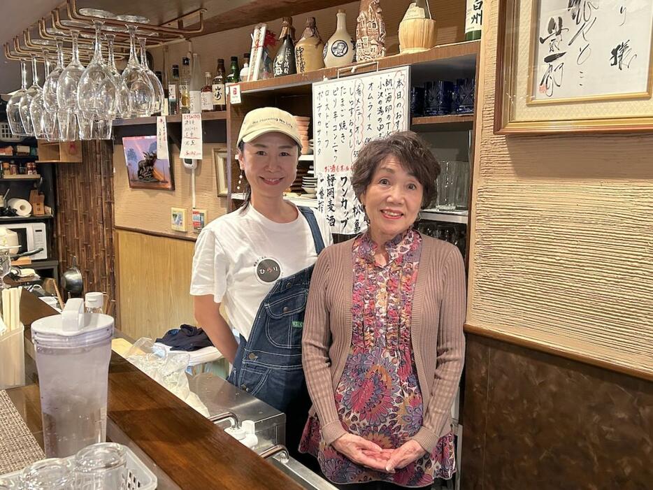 「ひらり」の店主・平山良子さんと朝倉昌子さん（右から）