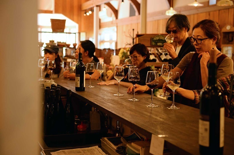 試飲風景。別料金でほかに気になったワインも試飲できる