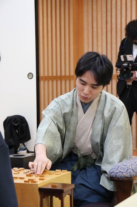 将棋の第37期竜王戦七番勝負第5局2日目に臨む佐々木勇気八段＝和歌山市（日本将棋連盟提供）