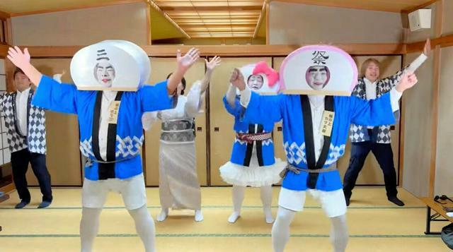 市民らがカマボコに扮して踊る「オー！サカナ‼」のミュージックビデオの一場面=小田原市提供