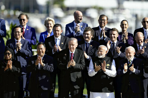 １８日、リオデジャネイロで行われたＧ２０首脳会議で、集合写真の撮影に臨む石破首相（右奥から３人目）ら各国首脳＝ＡＰ