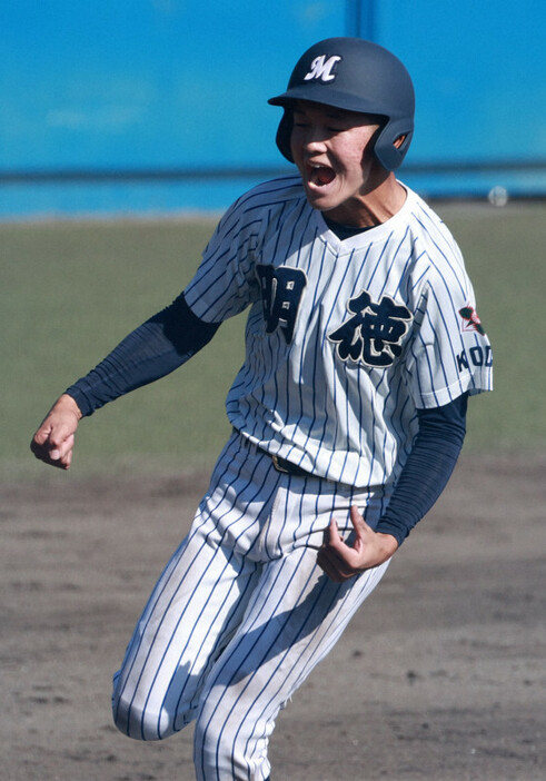 【鳴門渦潮－明徳義塾】二回裏明徳義塾2死二、三塁、山田将の三塁打で続木が生還＝高知県立春野球場で2024年11月3日、三村政司撮影