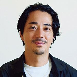 19SO ディレクター 鈴木真悟さん●「サタデーズ ニューヨークシティ」のブランドマネージャーを経て、2020年に自身のブランドを立ち上げる。サーフィンをはじめラン、キックボクシングなどさまざまなスポーツを嗜む。美肌の秘訣は週2回の筋トレで成長ホルモンを出すことと、ビタミンCやタンパク質が豊富な食事。