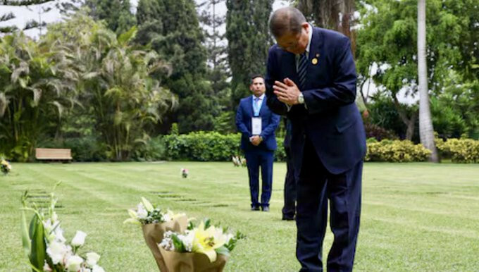 ペルーの故フジモリ元大統領の墓で手を合わせる石破茂首相（フジモリ氏長女ケイコ氏のＸより）