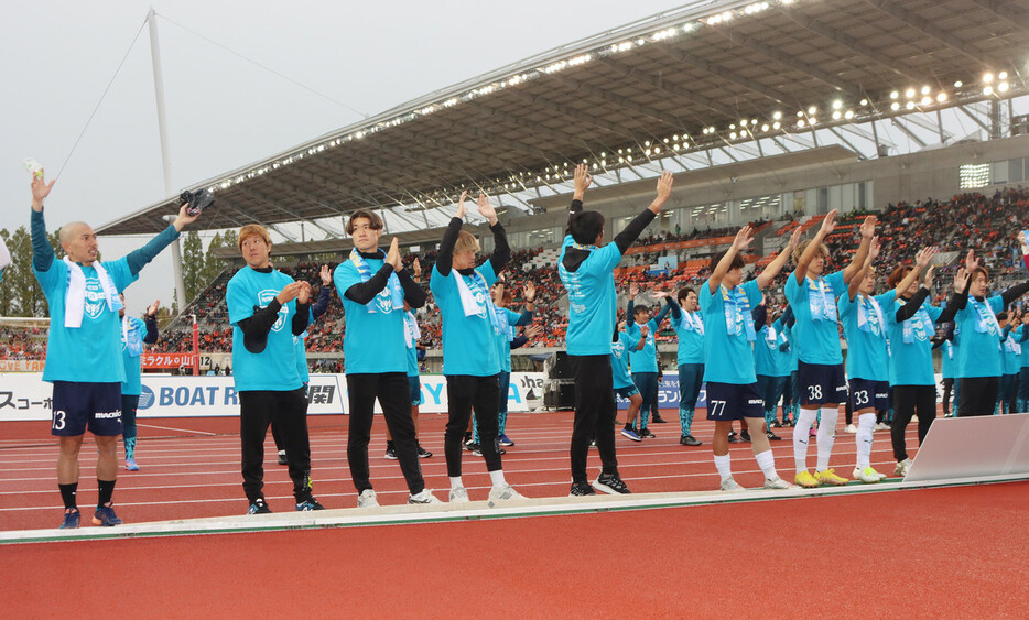 Ｊ１昇格を決め、サポーターにあいさつする横浜Ｃの小川（左端）ら＝１０日、山口・維新みらいふスタジアム