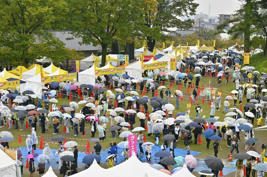 雨天ながら各店舗前に行列ができた宇都宮餃子祭りの会場＝２日午後０時40分、宇都宮市本丸町