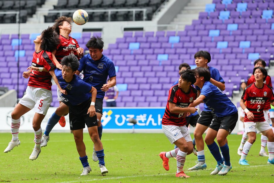 【瀬戸内―国際学院】後半、競り合う選手たち