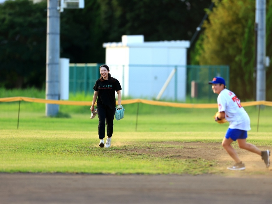 女子プロゴルファーチームでのポジションはライト。水色のグローブは知人からのプレゼント