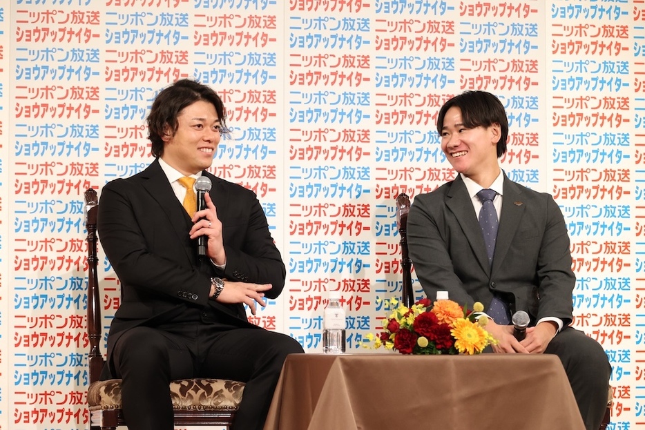 ショウアップナイターカンファレンス2025に出演した巨人・高梨雄平（左）と井上温大（右）［撮影＝ニッポン放送ショウアップナイター］