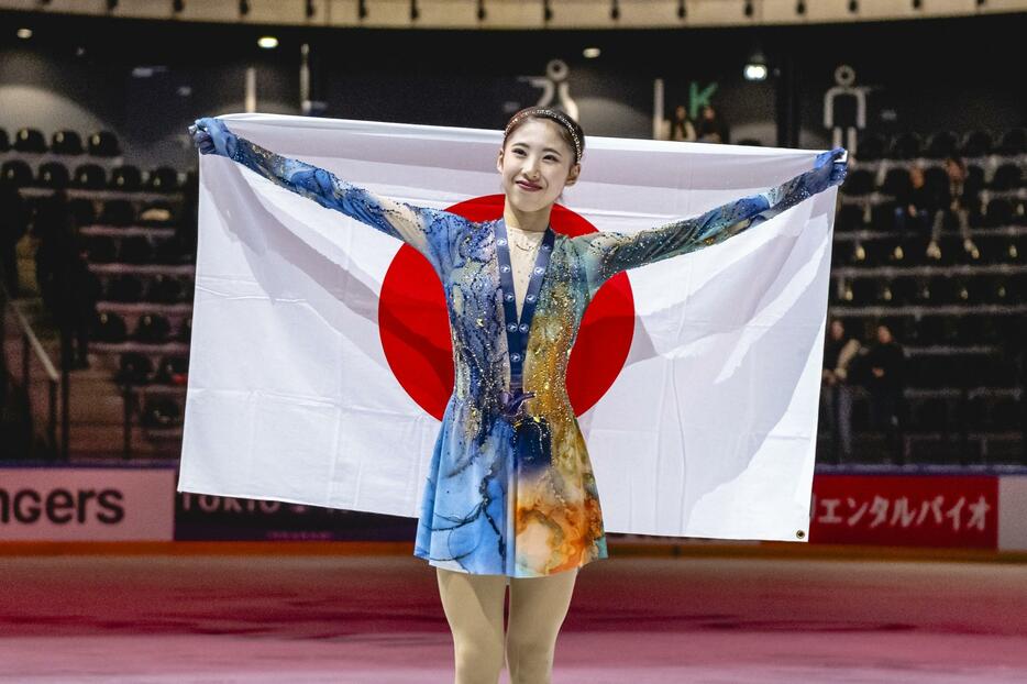 住吉りをんがフランス杯で3位に。日の丸を掲げて笑顔を見せた(C)Getty Images