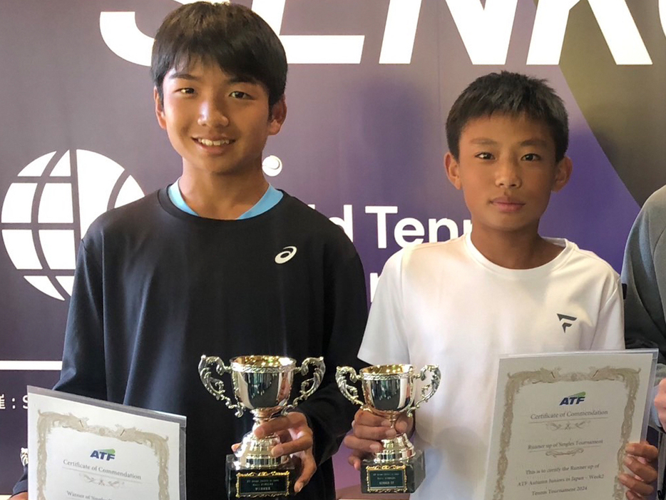 「ATF Autumn Juniors in Japan - week2」（山梨・クラブヴェルデ）の男子シングルスで優勝を飾った山本悠聖（パブリックテニスイングランド／左）と準優勝のチェン・ヨーチ（台湾）（写真提供◎SPORTS SUNRISE .COM）