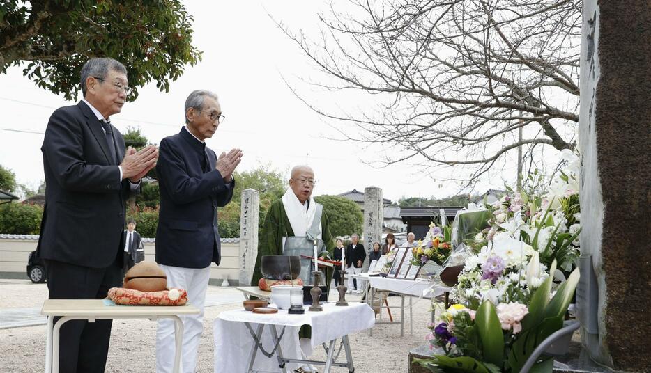 高倉健さんの没後10年に合わせて営まれた法要で、記念碑に手を合わせる木村大作さん（左から2人目）＝10日午前、福岡県中間市