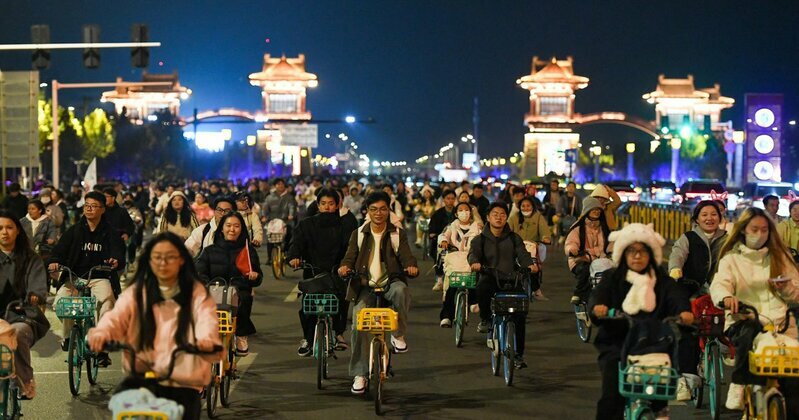 中国・鄭州の大学生たちが50キロ先の開封まで自転車で移動している様子。11月3日から、開封の景勝地はブームを歓迎するため、学生の入場料を無料にした　Photo:VCG/gettyimages