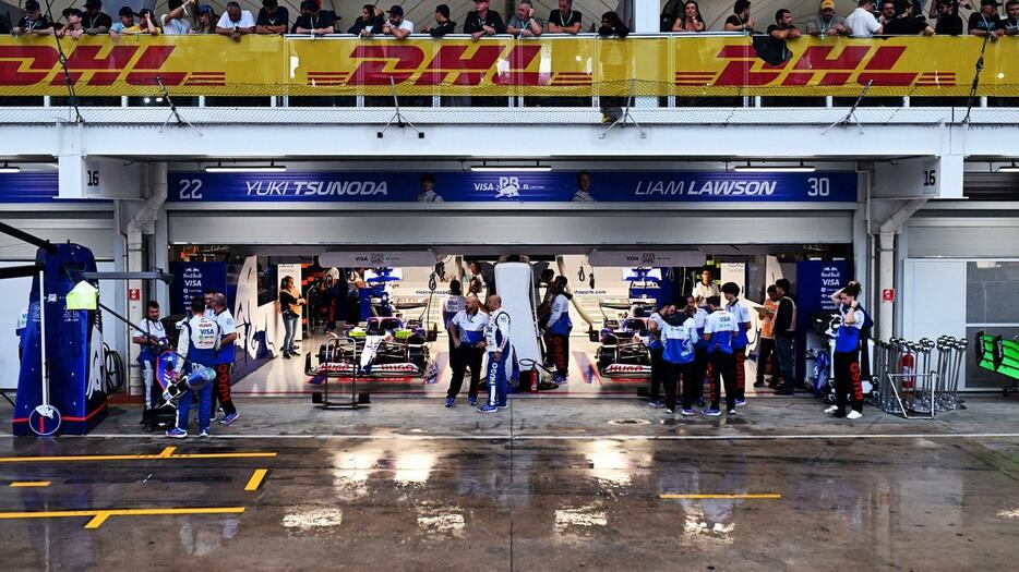 土曜の午後、雨で予選は結果的に翌日へとスライド。これでVCARBとしては、角田のフロアを変更する時間が多く取れた／Red Bull Content Pool