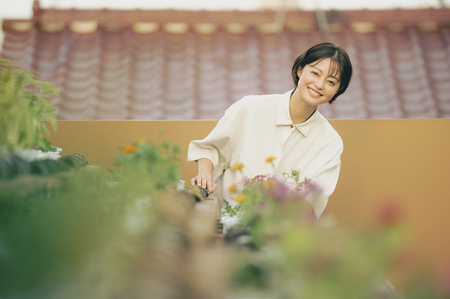 小林涼子さん。自身が経営するビル屋上の農園「AGRIKO FARM」で撮影。