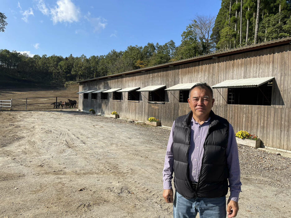 手作りの厩舎をバックに笑顔を見せる、ヨカヨカやイロゴトシを手がけた本田土寿氏