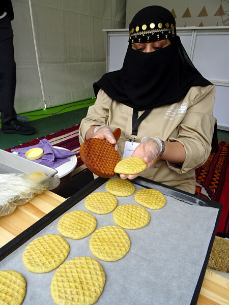 床に座ってつくる郷土菓子の「ケレージャ」