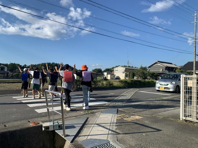 横断歩道を渡る小学生たち（比奈知小学校提供）