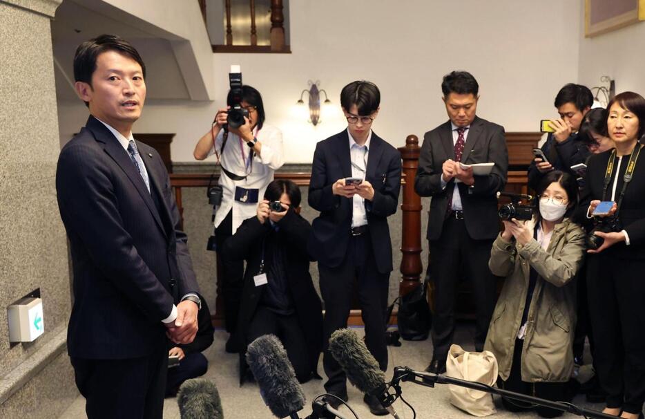 知事選でのＳＮＳ発信などについて質問に答える斎藤元彦知事＝２６日午後、神戸市中央区下山手通４、兵庫県公館（撮影・笠原次郎）