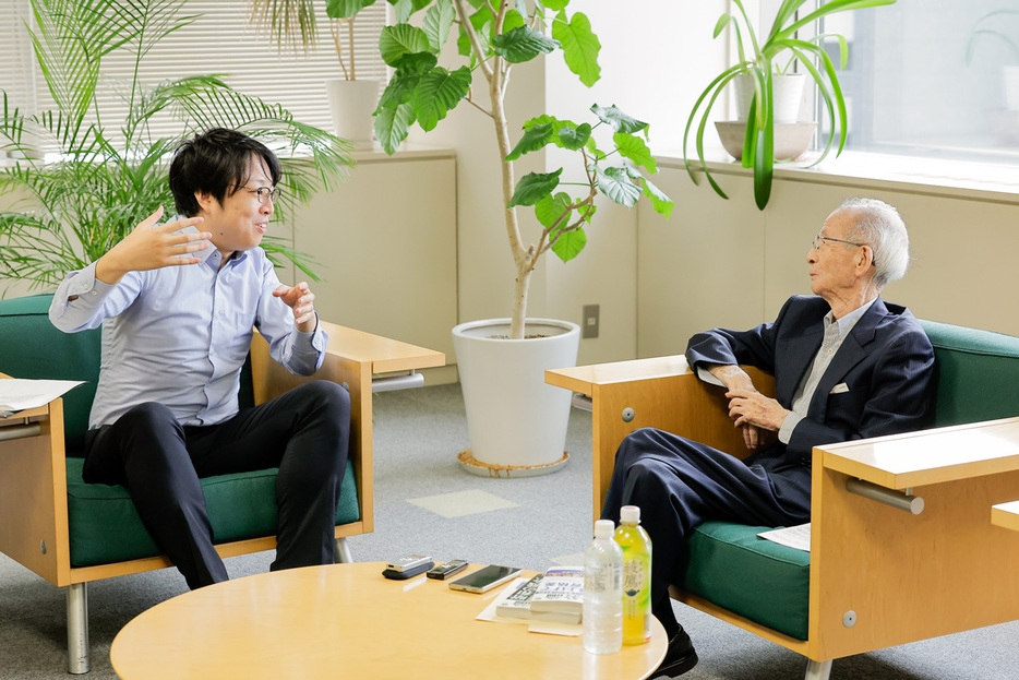 岩尾俊兵氏（左）、野中郁次郎氏（右）