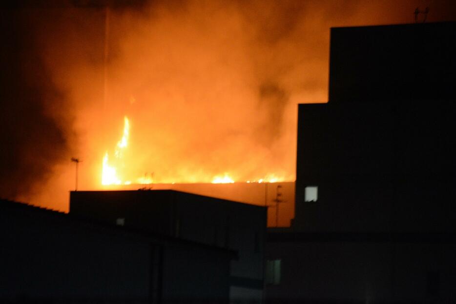 炎を上げる建物（2日午前2時15分）