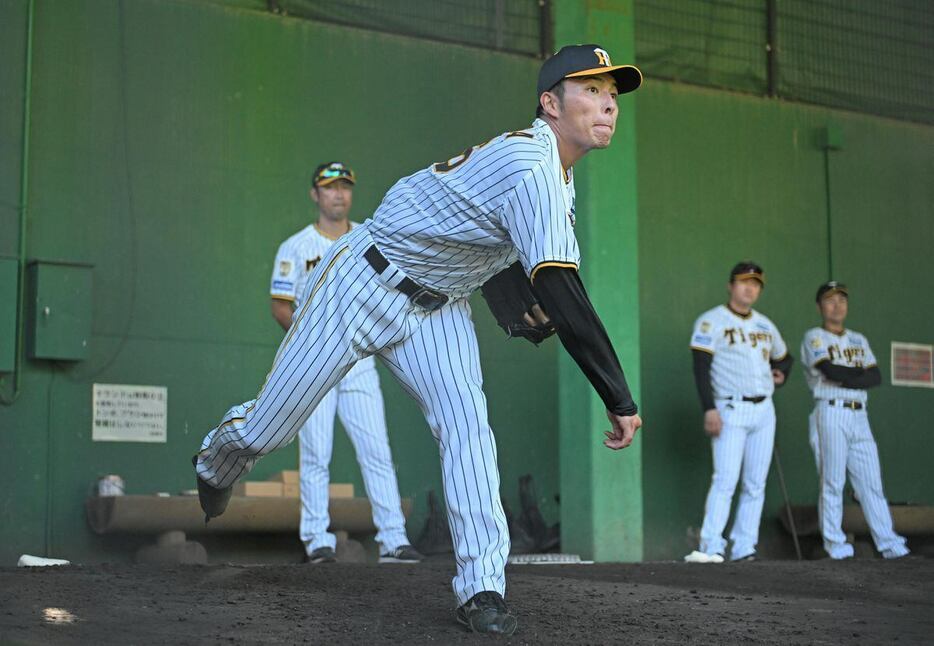 ブルペンで投球する阪神・椎葉剛＝安芸市営球場（撮影・根本成）