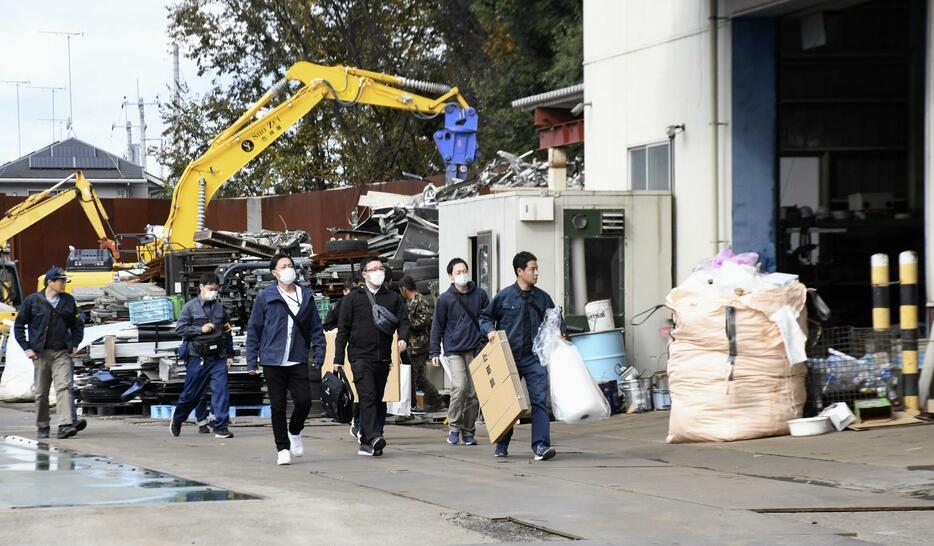 栃木県小山市の金属買い取り店に家宅捜索に入る捜査員ら＝18日午前10時25分