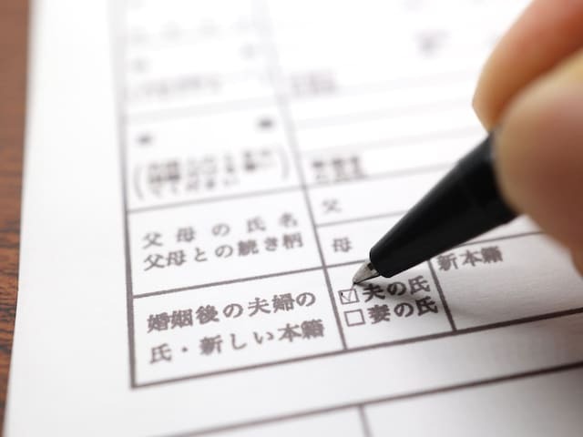 日本は「選択的夫婦別姓」の導入について国連から4度目の勧告を受けました。他国では夫婦別姓制度の施行後に複合姓（ダブルネーム）の復活が活発に議論されるなど、軌道修正を余儀なくされている国も。（画像出典：saiko3p / Shutterstock.com）