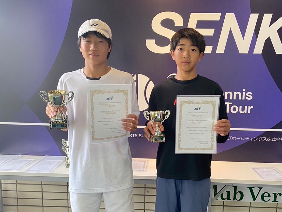 「ATF Autumn Juniors in Japan - week1」（山梨・クラブヴェルデ）の男子シングルスで優勝を飾った出雲弘泰（筑紫野LTC／左）と準優勝の林駿吾（MAT前橋TA）（写真提供◎SPORTS SUNRISE .COM）