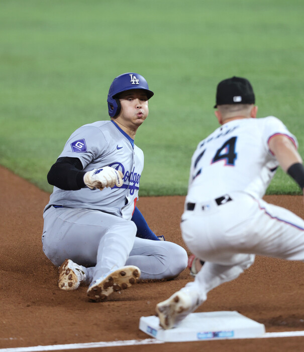 マーリンズ戦で三盗を決めるドジャースの大谷翔平（左）。シーズン５０個目の盗塁となった＝９月１９日、マイアミ