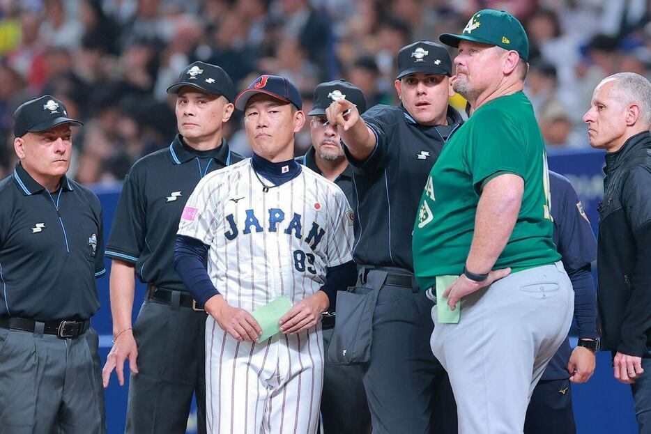 中日で同僚だったニルソン監督（右）の継投に井端監督も戸惑った＝13日、バンテリンドーム