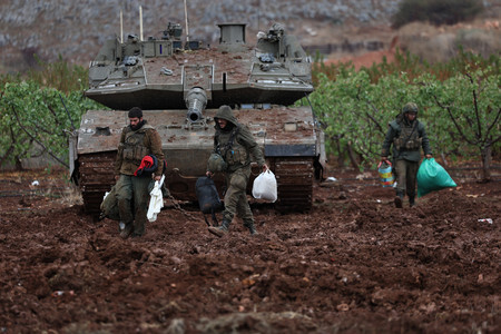 停戦を受けレバノンから引き揚げたイスラエル軍＝２７日、北部ガリラヤ（ＥＰＡ時事）