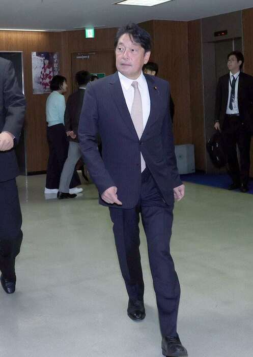 自民党役員会に臨む小野寺五典政調会長＝5日午前、党本部（春名中撮影）