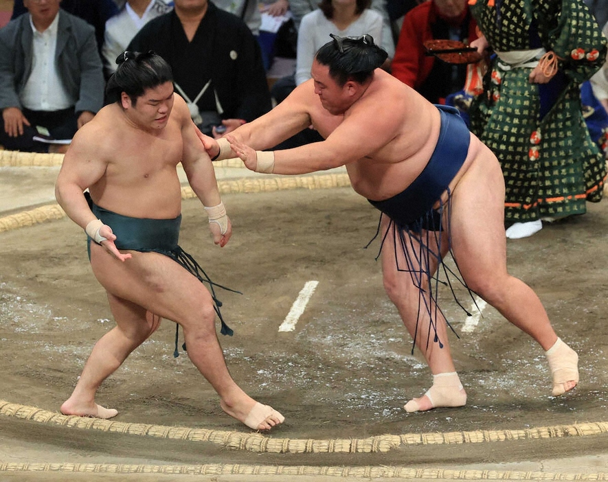 ＜大相撲九州場所13日目＞玉鷲は押し出しで朝紅龍（左）を破る（撮影・岸　良祐）